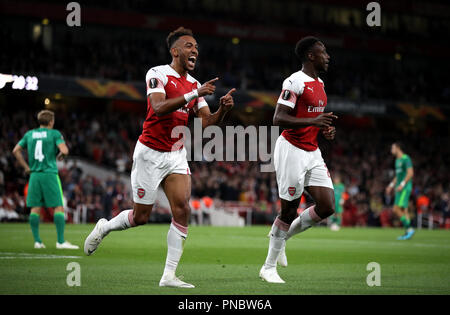 Dell'Arsenal Aubameyang Pierre-Emerick (sinistra) punteggio celebra il suo lato del primo obiettivo del gioco durante la UEFA Europa League, gruppo e corrisponde all'Emirates Stadium di Londra. Foto Stock