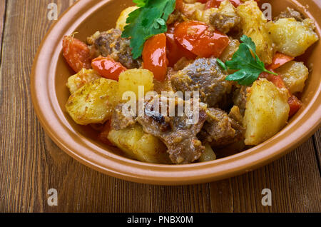 Otjahuri - georgiano piatto di carne di vitello con patate fritte e pomodori Foto Stock