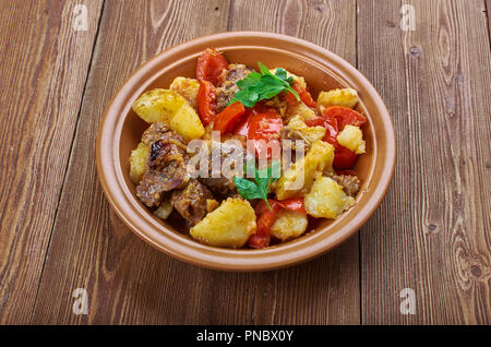 Otjahuri - georgiano piatto di carne di vitello con patate fritte e pomodori Foto Stock