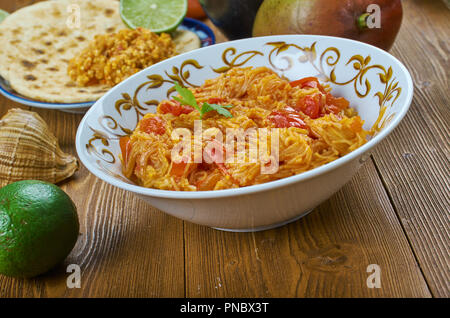 FooSev Tameta Nu Shaak , d set piatto dal Sud dell India,Gujarati style in agrodolce curry di pomodoro preparata con pomodoro, sev, cipolla e altro Indiano c Foto Stock