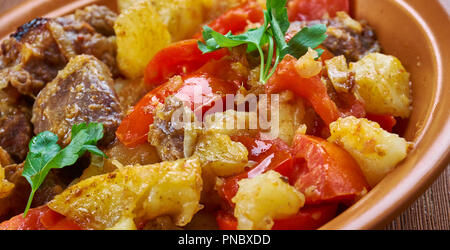 Otjahuri - georgiano piatto di carne di vitello con patate fritte e pomodori Foto Stock