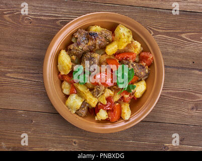 Otjahuri - georgiano piatto di carne di vitello con patate fritte e pomodori Foto Stock