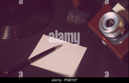 Piastra di vinile e fotocamera retrò Foto Stock
