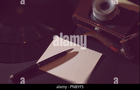 Piastra di vinile e fotocamera retrò Foto Stock