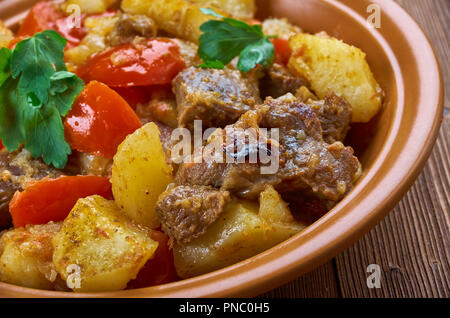 Otjahuri - georgiano piatto di carne di vitello con patate fritte e pomodori Foto Stock