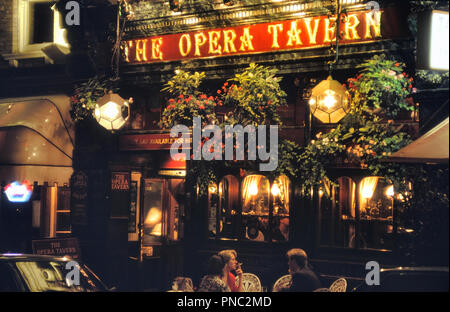 La Taverna di Opera, Covent Garden, Londra, Inghilterra, Regno Unito. Circa ottanta Foto Stock