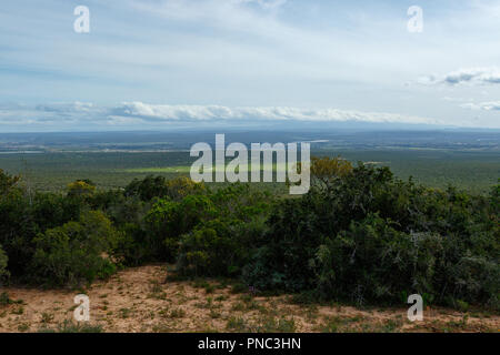 Lookout Point oltre il campo verde in un giorno nuvoloso Foto Stock