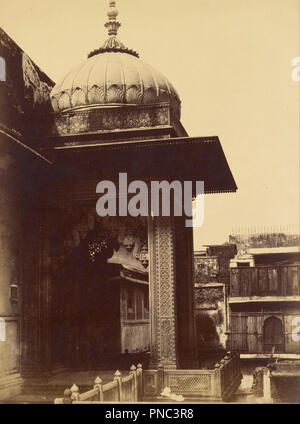 [Edificio non identificato con balcone, Delhi]. Data/Periodo: 1858. Stampa. Albume d'argento. Altezza: 360 mm (14,17 in); larghezza: 267 mm (10.51 in). Autore: Charles Moravia. Foto Stock