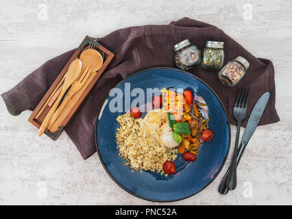 Andalusa di pesce, riso allo zafferano con verdure Foto Stock