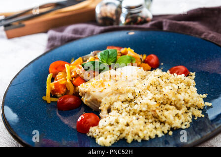 Andalusa di pesce, riso allo zafferano con verdure Foto Stock