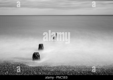 In stile minimalista con lunghi tempi di esposizione che guarda al mare a Bawdsey, Suffolk, Regno Unito. Frame contiene un sacco di spazio vuoto Foto Stock