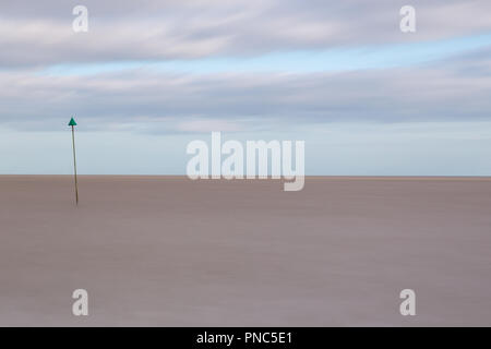 In stile minimalista con lunghi tempi di esposizione che guarda al mare a Bawdsey, Suffolk, Regno Unito. Frame contiene un sacco di spazio vuoto Foto Stock