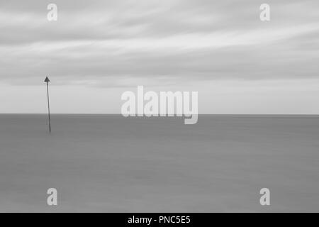 In stile minimalista con lunghi tempi di esposizione che guarda al mare a Bawdsey, Suffolk, Regno Unito. Frame contiene un sacco di spazio vuoto Foto Stock