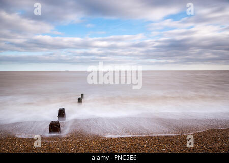 In stile minimalista con lunghi tempi di esposizione che guarda al mare a Bawdsey, Suffolk, Regno Unito. Frame contiene un sacco di spazio vuoto Foto Stock