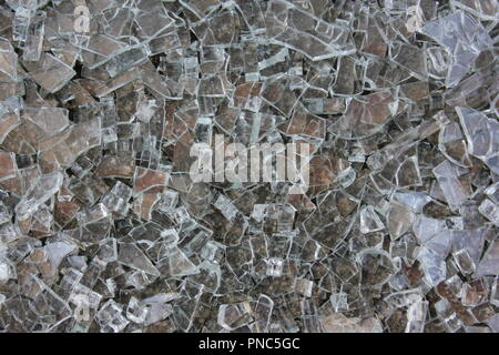 Vetro frantumato a terra e una proprietà commerciale affitti in difficoltà. Foto Stock