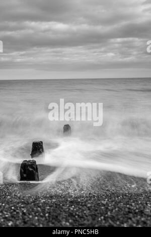 In stile minimalista con lunghi tempi di esposizione che guarda al mare a Bawdsey, Suffolk, Regno Unito. Frame contiene un sacco di spazio vuoto Foto Stock