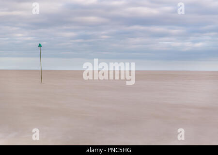 In stile minimalista con lunghi tempi di esposizione che guarda al mare a Bawdsey, Suffolk, Regno Unito. Frame contiene un sacco di spazio vuoto Foto Stock