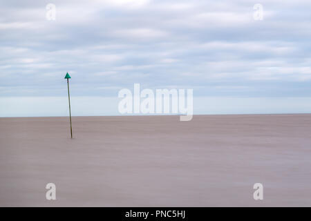 In stile minimalista con lunghi tempi di esposizione che guarda al mare a Bawdsey, Suffolk, Regno Unito. Frame contiene un sacco di spazio vuoto Foto Stock