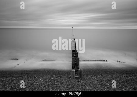 In stile minimalista con lunghi tempi di esposizione che guarda al mare a Bawdsey, Suffolk, Regno Unito. Frame contiene un sacco di spazio vuoto Foto Stock