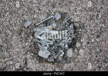 Vetro frantumato a terra e una proprietà commerciale affitti in difficoltà. Foto Stock