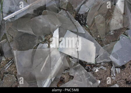 Vetro frantumato a terra e una proprietà commerciale affitti in difficoltà. Foto Stock