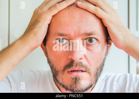 Close up ritratto la barba e baffi uomo, sconvolto l'espressione Foto Stock