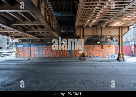 Sottopassaggio sotto l elevato treno della metropolitana in Uptown di Chicago, IL. alla linea rossa - fermata Lawrence. Foto Stock