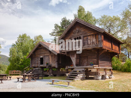 Il vecchio tradizionale norvegese elevata Stabbur legno case negozio Telemark, Norvegia, Scandanavia Foto Stock
