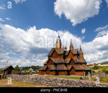 Xiii secolo Heddal legno doghe in chiesa, la più grande della doga rimanenti chiesa in Norvegia, Notodden, Telemark, Norvegia, Scandanavia Foto Stock