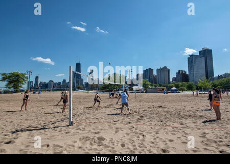 Vista sullo skyline di Chicago dal North Avenue Beach volley sul lago Michigan, Chicago, Illinois. Foto Stock