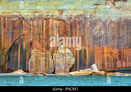 Striature minerali scogliera a Pictured Rocks National Lakeshore nella Penisola Superiore del Michigan con Lago Superior in primo piano Foto Stock