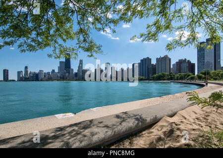 Vista sullo skyline di Chicago dal North Avenue spiaggia sul lago Michigan, Chicago, Illinois. Foto Stock