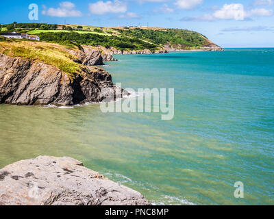 La vista dal sentiero costiero guardando verso Aberporth sulla costa gallese in Ceredigion. Foto Stock