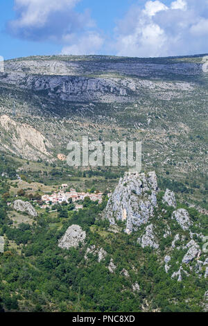 Il villaggio Rougon all'ingresso per le Gorges du Verdon / Verdon Gorge canyon, Alpes-de-Haute-Provence, Provence-Alpes-Côte d'Azur, in Francia Foto Stock