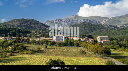 Il Villaggio La Palud-sur-Verdon vicino al Gorges du Verdon / Verdon Gorge canyon, Alpes-de-Haute-Provence, Provence-Alpes-Côte d'Azur, in Francia Foto Stock