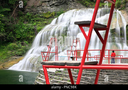 Bagnino di salvataggio la sedia in piscina con la minore Enfield cade di Robert H. Treman parco dello stato in background.New York.USA Foto Stock