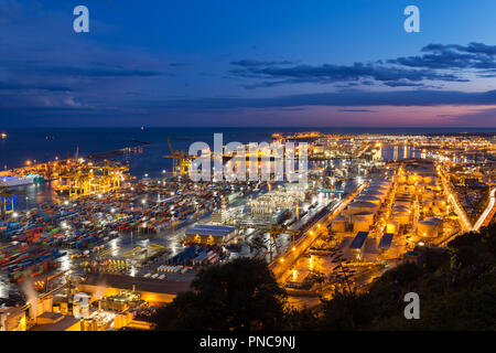 Panorama di Port Vell una notte a Barcellona, Spagna Foto Stock