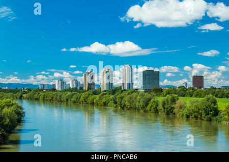 Il fiume Sava e Zagabria moderno skyline, estate mezzogiorno Foto Stock