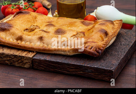 Torta di tonno. Tipico piatto della Galizia Galizia e Spagna. Con gli ingredienti naturali quali il pomodoro, la cipolla, peperone, melanzana, tonno, uova sode, il frumento e la veg Foto Stock