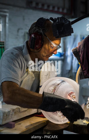 Waterford, Repubblica di Irlanda - 15 agosto 2018: un artigiano lavora nel dipartimento di Scultura a Waterford Crystal factory, nella città di Wa Foto Stock