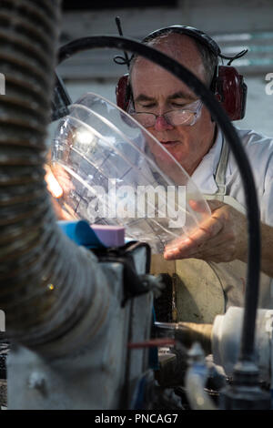 Waterford, Repubblica di Irlanda - 15 agosto 2018: un artigiano lavora nel dipartimento di Scultura a Waterford Crystal factory, nella città di Wa Foto Stock
