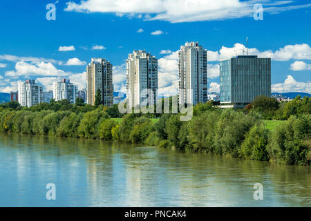 Il fiume Sava e Zagabria moderno skyline, estate mezzogiorno Foto Stock