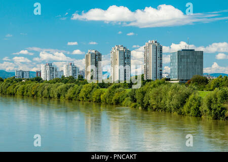 Il fiume Sava e Zagabria moderno skyline, estate mezzogiorno Foto Stock