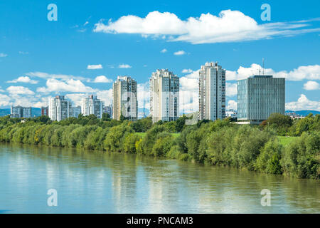 Il fiume Sava e Zagabria moderno skyline, estate mezzogiorno Foto Stock