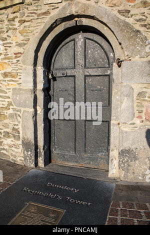 Waterford, Irlanda - 16 agosto 2018: l'ingresso alla Torre di Reginald nella storica città di Waterford, Repubblica di Irlanda. Foto Stock