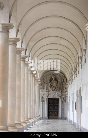 Percorso di arco presso la Certosa di San Martino museo a Napoli, Italia. Foto Stock
