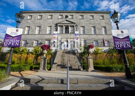 Waterford, Repubblica di Irlanda - 16 agosto 2018: l'esterno del Palazzo dei Vescovi nella città di Waterford, Repubblica di Irlanda. Esso ospita un tesoro Foto Stock