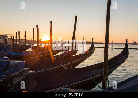 Alba sul parcheggio in Gondola a Venezia, Italia Foto Stock