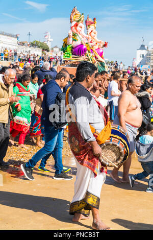 Il Ganesha Visarjan festival che segna la fine di dieci giorni di preghiera e di celebrazione. Clacton On Sea Essex REGNO UNITO. 16 settembre 2018 Foto Stock