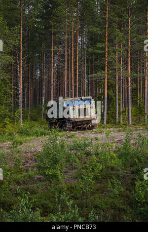 Soviet vecchio trattore d'artiglieria da boschi a Suomussalmi in Finlandia Foto Stock